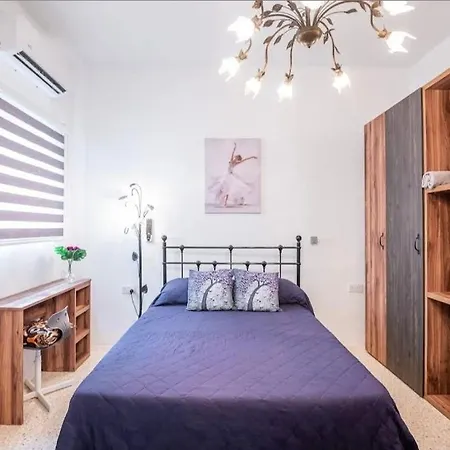 Basic Double Bedroom Private Bathroom Close To Malta Airport