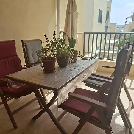 Basic Double Bedroom Private Bathroom Close To Malta Airport